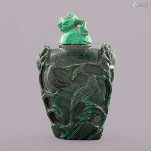 十九世紀   孔雀石雕花卉鼻煙壺A Chinese carved malachite snuf...