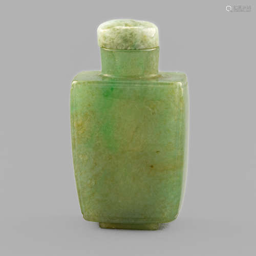 十九世紀   翡翠四方鼻煙壺A Chinese jadeite square snuff bott...