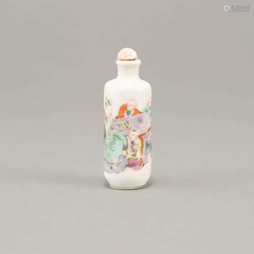 十九世紀   粉彩人物鼻煙壺A Chinese famille rose figural snuf...