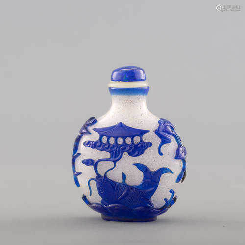 十九世紀 白地套藍海屋添籌圖鼻煙壺A Chinese blue-overlay whit...