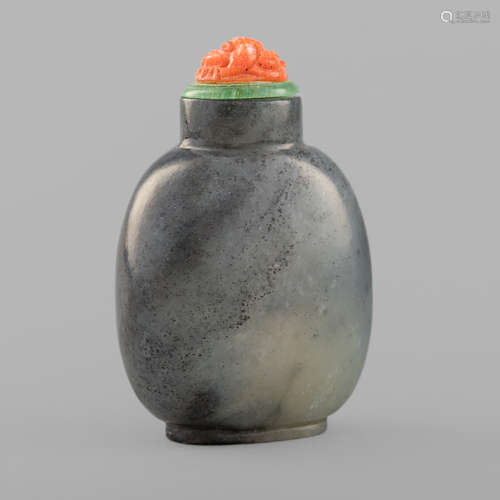 十九世紀   黑白玉鼻煙壺A Chinese black jade snuff bottle19th...