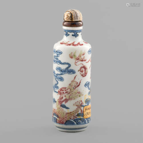 十九世紀   青花釉裏紅龍紋鼻煙壺A Chinese underglaze blue and...