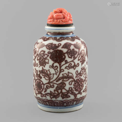 清乾隆   釉裏紅纏枝花卉鼻煙壺A Chinese underglaze copper-red...