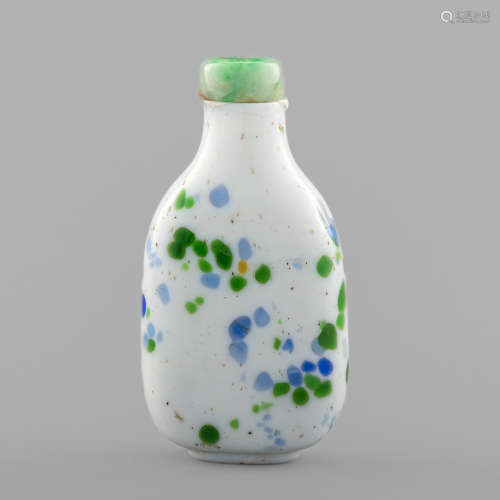 十八世紀   白底加色料器鼻煙壺A Chinese white Peking glass wi...