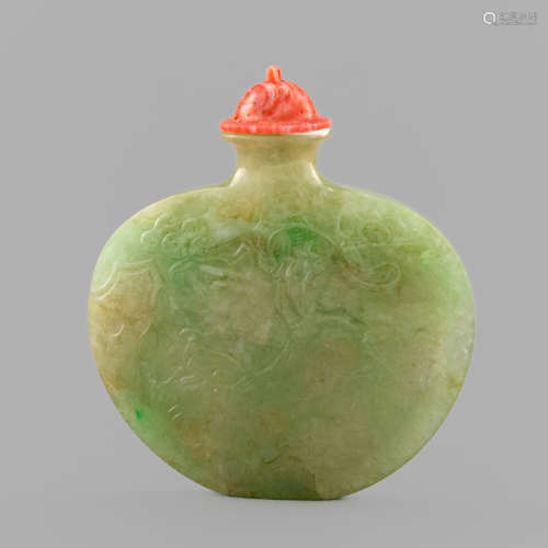 十九世紀   翡翠雕花鳥鼻煙壺A Chinese carved jadeite snuff bo...