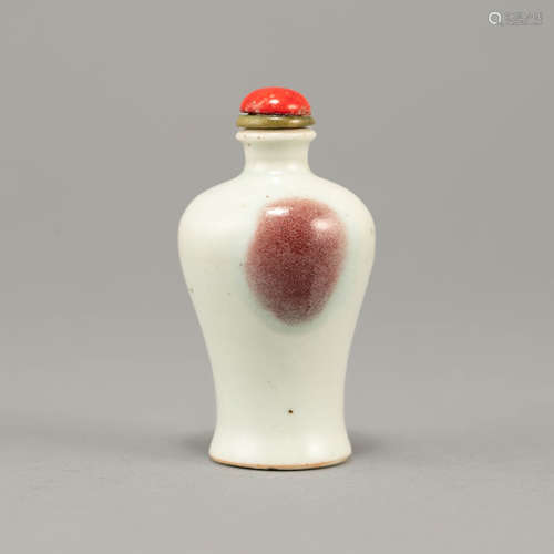 十九世紀 白點紅釉梅瓶形鼻煙壺A Chinese white with red-glazed...