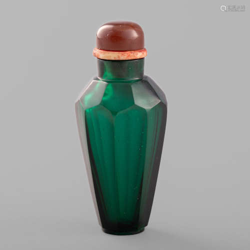 綠料棱形鼻煙壺A Chinese green faceted glass snuff bottle
