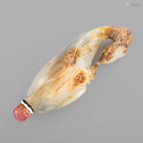 十九世紀   玉留皮雕魚形鼻煙壺A Chinese white and russet jade...