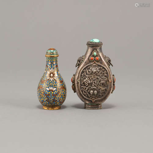 民國   掐絲琺瑯及蒙銀鼻煙壺兩只A Chinese cloisonne and a Mon...