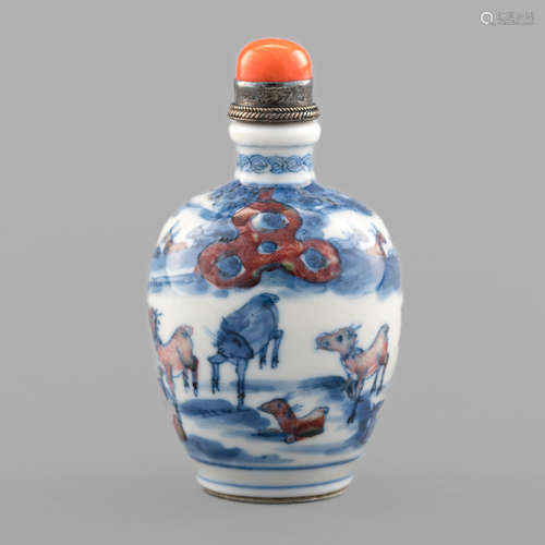 十九世紀   青花釉裏紅百鹿圖鼻煙壺A Chinese underglaze copper...