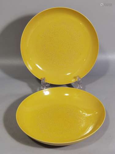 Yellow glaze sea dragon plate of a diameter of 17.4 3.7