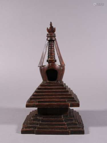 Old aloes pagoda.Size: high 26 cm, 14.5 cm wide weighs 443 g...