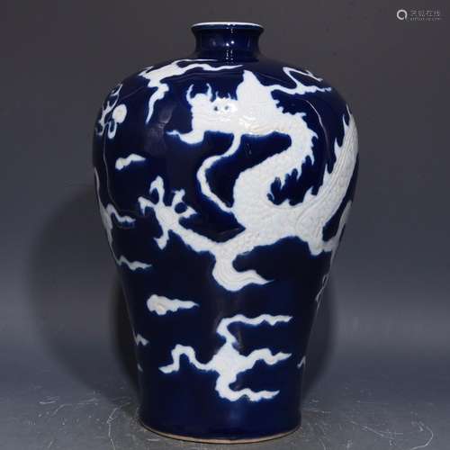 The blue white dragon grain mei bottle28 x18 size. 5