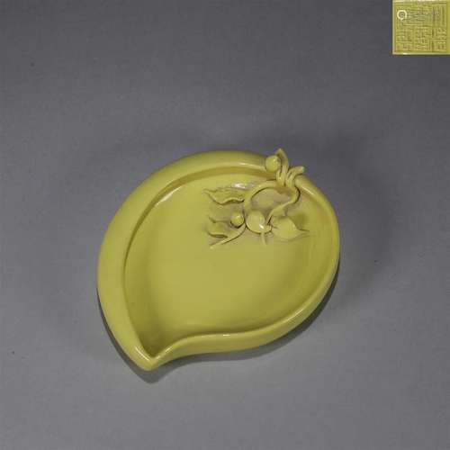 A yellow glaze porcelain peach shaped brush set