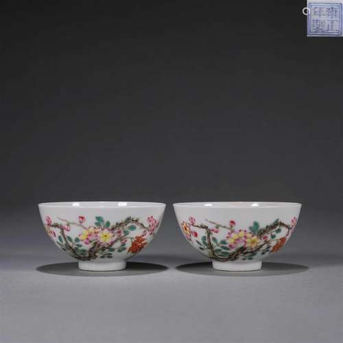 A pair of famille rose flower porcelain bowls