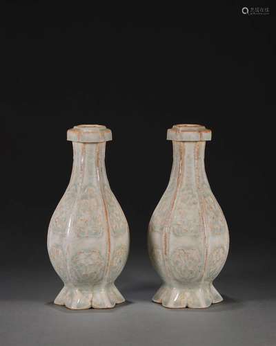 A pair of Hutian kiln porcelain flower patterned vases