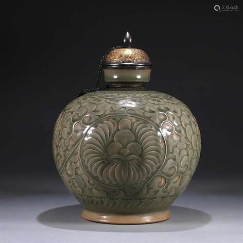 A Yaozhou kiln interlocking flower porcelain jar