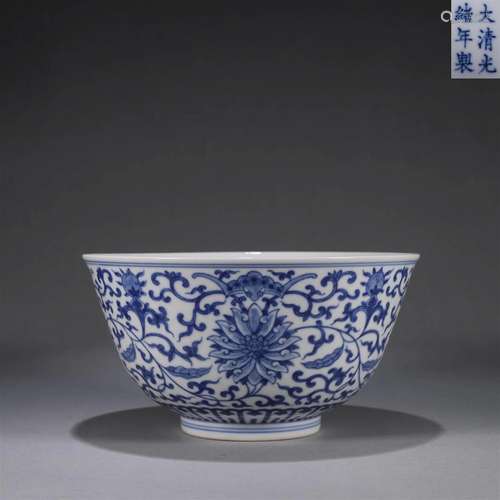 A blue and white interlocking flower porcelain bowl