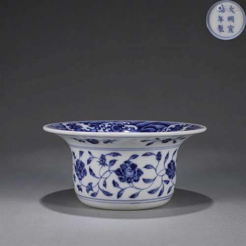 A blue and white interlocking flower porcelain vase