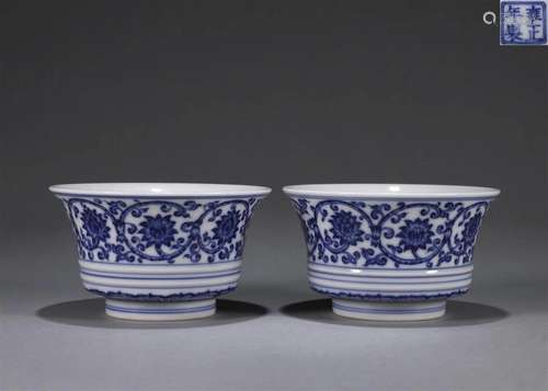 A pair of blue and white interlocking flower porcelain cups