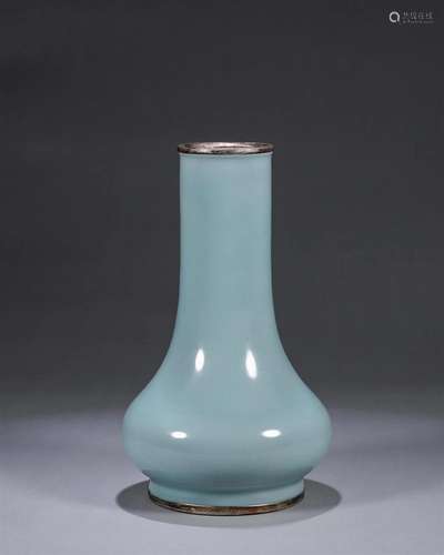 A Longquan kiln celadon glaze porcelain vase