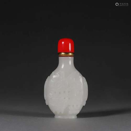 A patterned jade snuff bottle