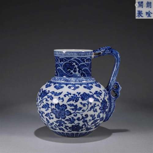 A blue and white interlocking flower porcelain ewer