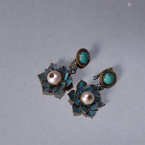 A pair of pearl-inlaid gilding silver earrings