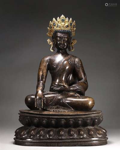 A silver-inlaid copper Sakyamuni buddha statue with gold cro...