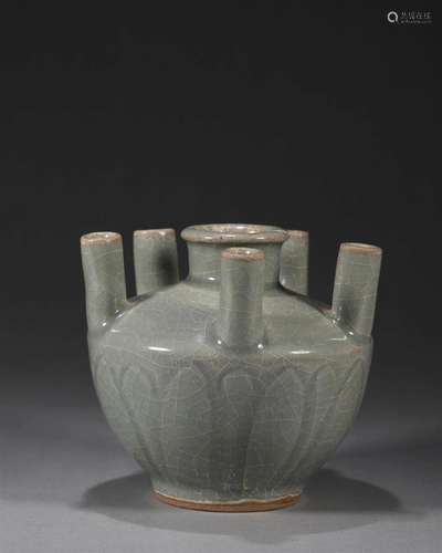 A lotus petal patterned six-mouthed Longquan kiln porcelain ...