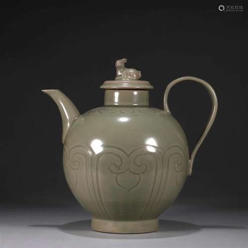 A flower carved Yue kiln porcelain ewer