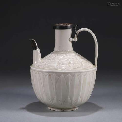 A Ding kiln flower porcelain ewer