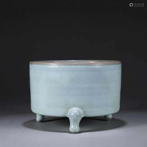 A ru kiln porcelain three-legged dressing case