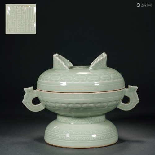 Qing Dynasty Celadon-Glazed Gui with Chilong Pattern