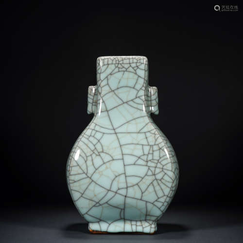 Before the Ming Dynasty, an official kiln pierced ear bottle