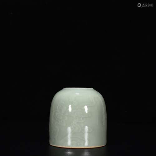 Pea green glaze carving xiangyun water jar7.5 cm high 7.5 cm...