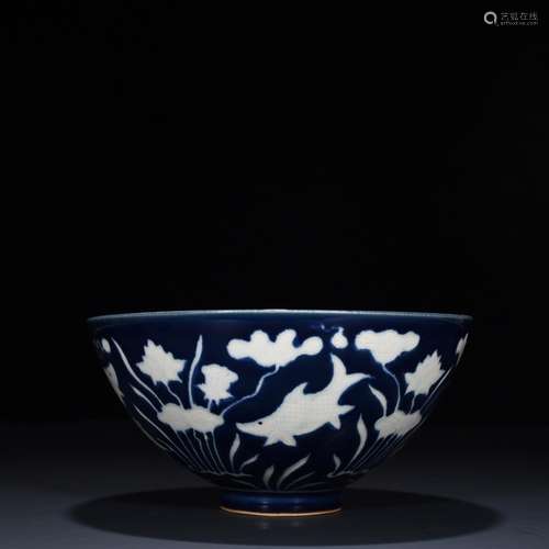 The blue glaze carved white fish algae green-splashed bowls1...