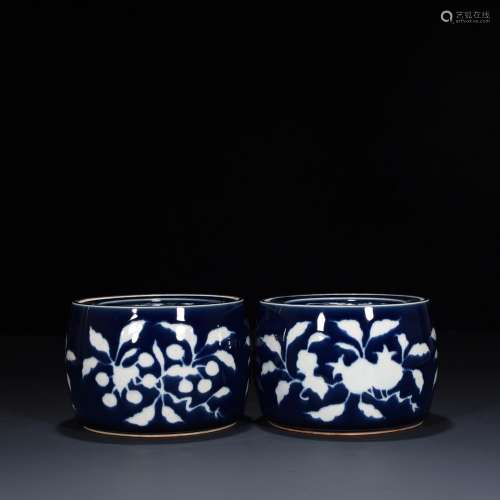The blue glaze engraved fold branch flowers and grain cricke...