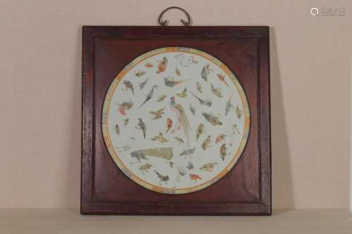 Figure porcelain plate : pastel birds pay homage to the king...