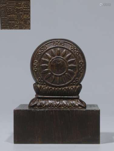 ."Zuo zong aloes four sides seal.Size: 6.3 cm long, 6.3...