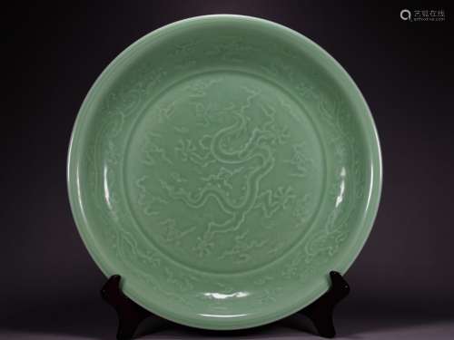 Green glaze carving dragon plate6.5 cm diameter 41 cm high