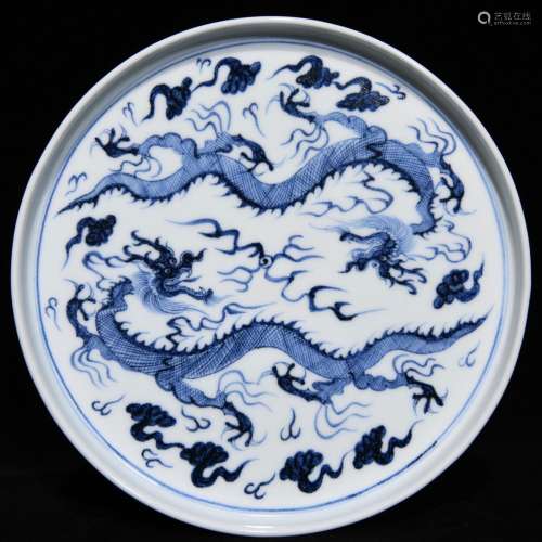 Blue and white dragon tea tray, 2.3 cm high 26 cm in diamete...