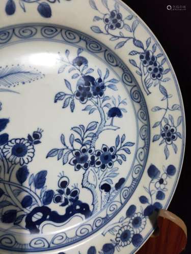 Blue and white hand, floral disk.23 CM high 2.5 CM, diameter...