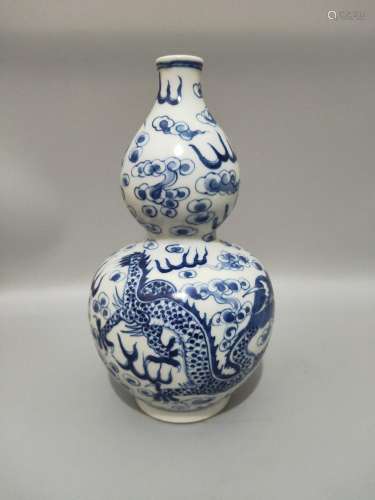 Blue and white hand, dragon playing pearl gourd bottle.20 CM...