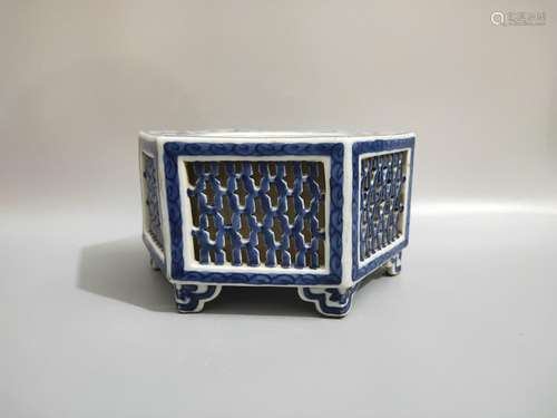 , blue and white hand hollow-out censer.9 CM high, 16 CM dia...