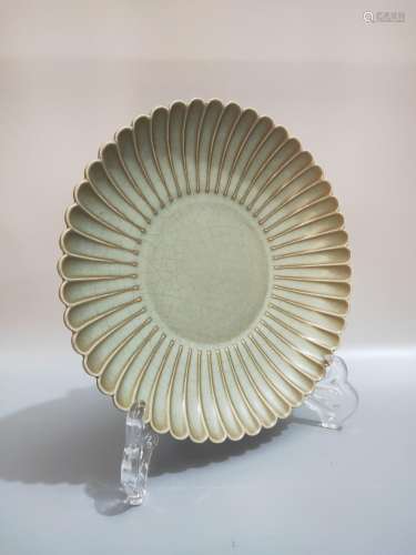 Longquan celadon celadon plate.19 cm high and 4 cm, diameter...
