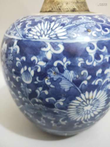 Blue and white hand, lotus flower pot.14.5 CM high, diameter...