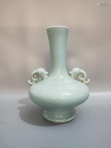 , blue glaze ears bottle.21.5 CM high, diameter 5.2 CM, bott...