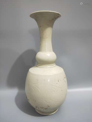 Kiln carved design.29 cm high, diameter 9 cm, the bottom dia...