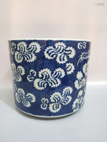 Late, blue and white hand draw dragon pen container.23 CM hi...